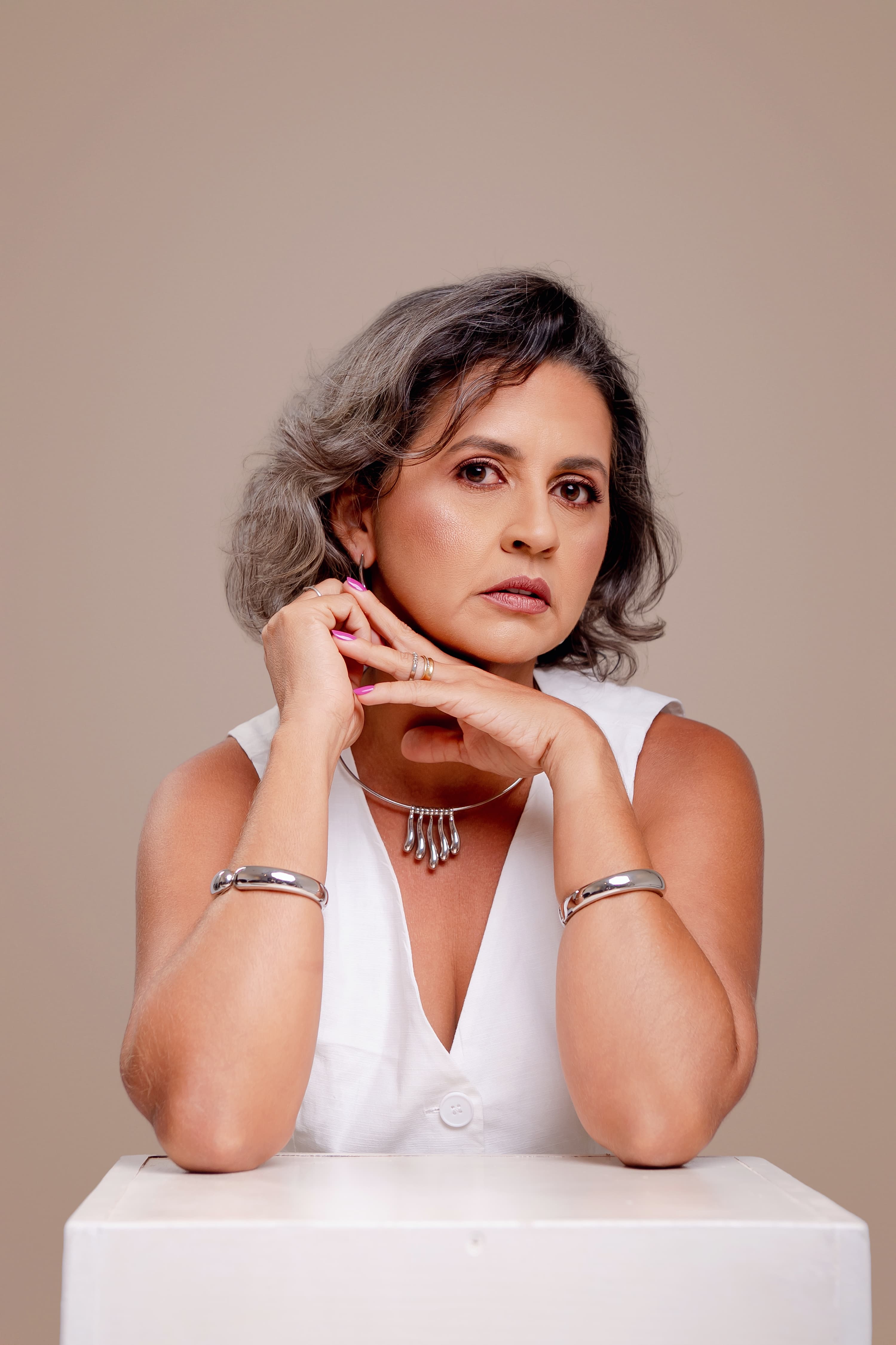 Retrato artístico da fotógrafa Lu Cabral